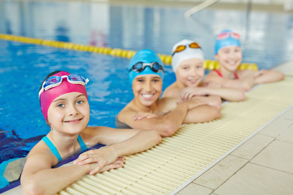 Kinder am Schwimmbecken