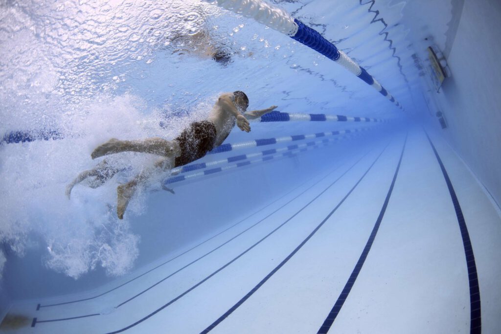 Schwimmer im Becken